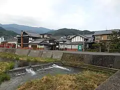 祇園川に面した天山酒造事務所