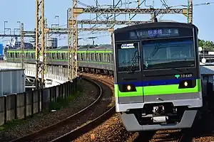 京王稲田堤駅に入線する新宿線の主力車両10-300形