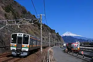 薩埵峠付近を走行する東海道線