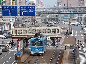 はりまや橋交差点を行く桟橋線電車（画面中央）。路面電車同士の十字クロスは全国唯一である。