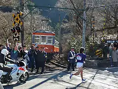 箱根登山鉄道の踏切では、選手が通過する際には電車を停止させる