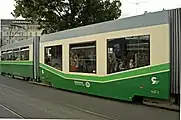 1999年に追加された低床車体（2007年撮影）