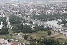 トレンチーン鉄道駅ブラチスラヴァ方の曲線解消のため新線化されたヴァーハ川橋梁。左上がトレンチ－ン＝ズラトウツェ鉄道駅構内である。左端は旧橋梁、手前はトレンチーン - ヒノラニ鉄道線（2018年）