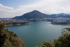 津久井湖と背面にそびえる城山（標高375m）