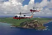 硫黄島上空を飛行する海上自衛隊のUH-60J