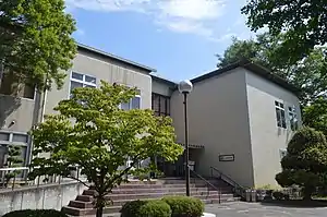 上田市立上田図書館