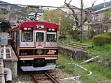 別所温泉駅で織り返す列車（2019年4月、右側のホームは使われていない）