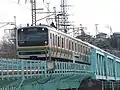 鬼怒川橋梁を渡る宇都宮線列車。