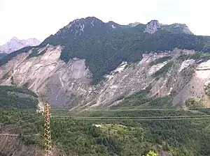 災害を引き起こしたトック山の地滑り跡