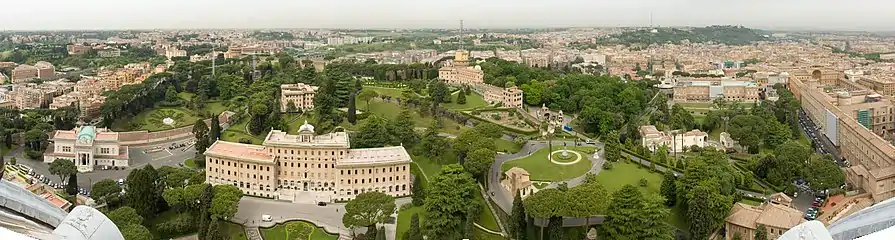 サンピエトロ大聖堂の展望台からバチカン庭園の全景および幾つかの建物を望む。