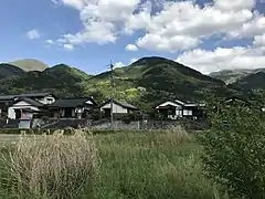 中央：竜帽子山溶岩ドーム左奥：青野山溶岩ドームの山頂部