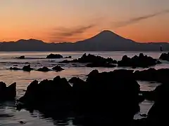 海岸から望む箱根山と富士山