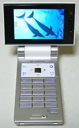 世界初のサイクロイド式折りたたみ携帯電話Vodafone 905SH（シャープ、2006年）