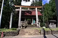 蕨岡口之宮　二の鳥居と随神門二の鳥居の背後にあるのが随神門。随神門を潜ると三の鳥居に上がる階段が見える。この画像のすぐ右手方向には、往古、別当であった龍頭寺がある。