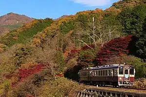 わたらせ渓谷線を行くWKT-500形気動車