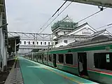 東日本大震災後の亘理駅構内。1番線ホームが仮設拡幅され、列車は中線で発着していた（2011年10月）