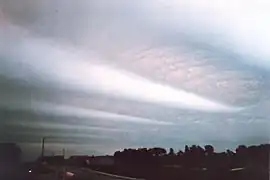 悪天候の中の巨大な波状雲