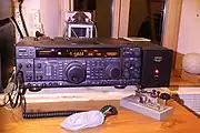 据え置き型のトランシーバー。（Yaesu FT1000MP）