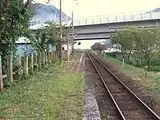 ホーム付近の上を通るのは東海北陸自動車道（美濃太田寄り）