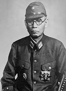 将校仕様の戦闘帽を被る岡村寧次陸軍大将